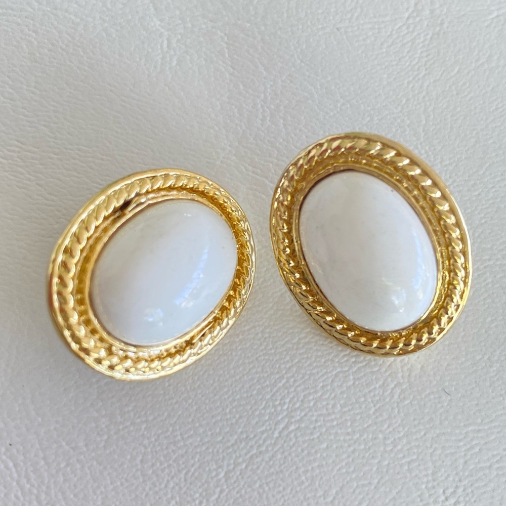 Elegant Vintage Oval White Trimmed in Gold Tone Rope Pierced Earrings